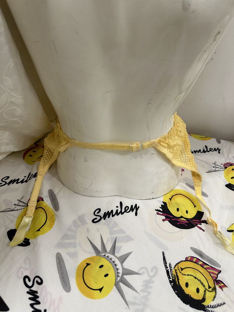 Cinto de ligas amarelo tamanho 38