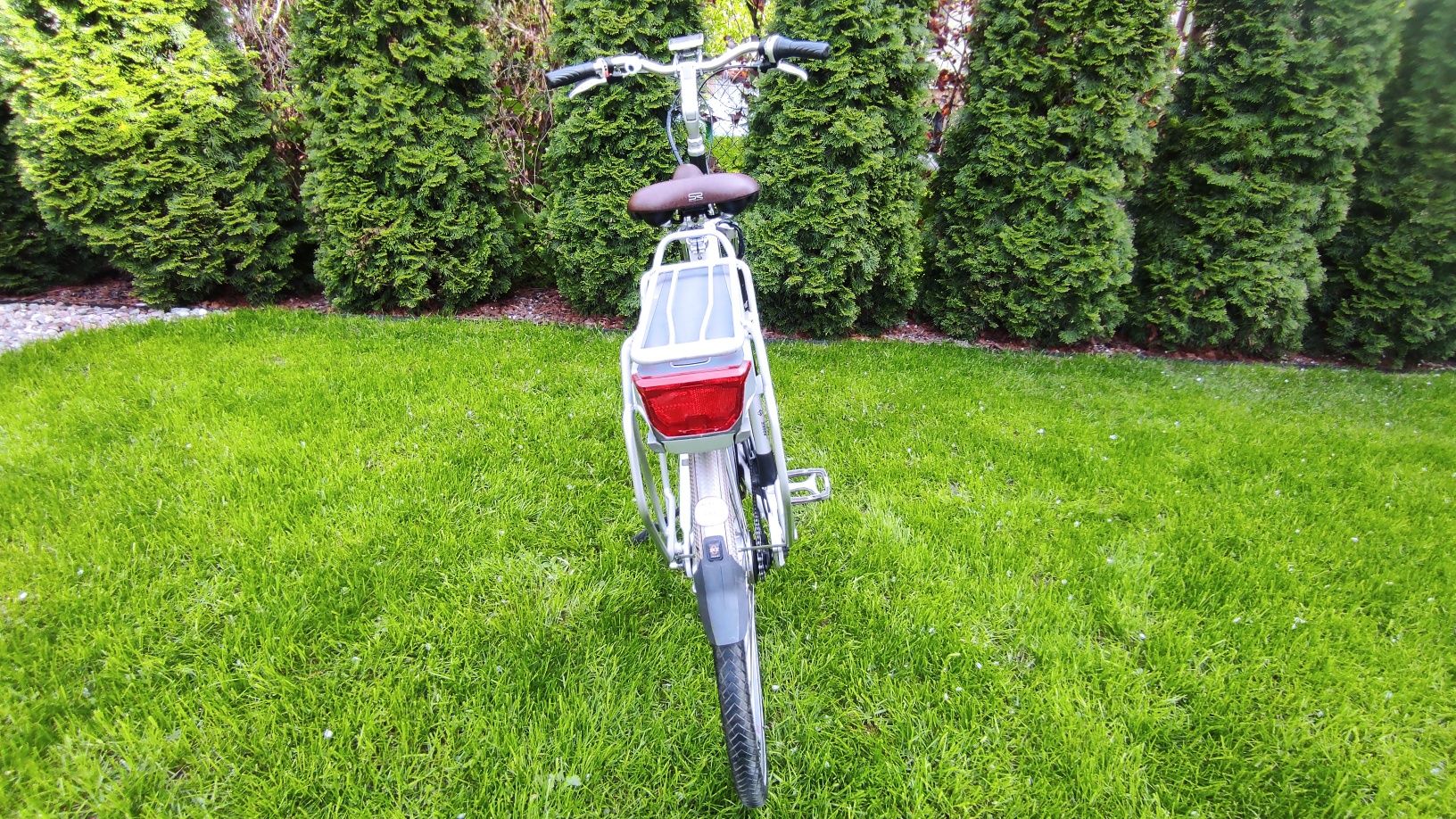 Fajny biały rower elektryczny Trek Navigator  L600+