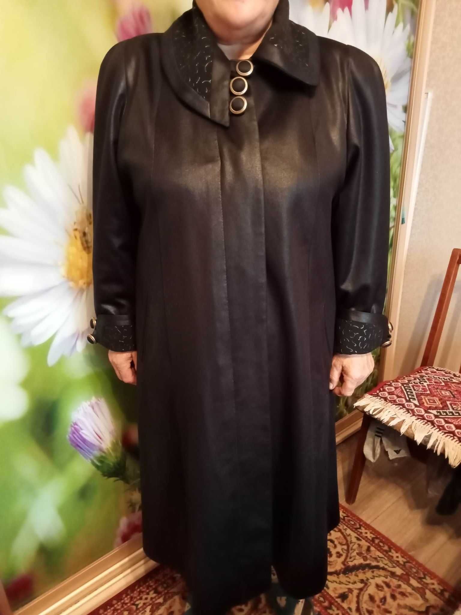 Плащ жіночий темний