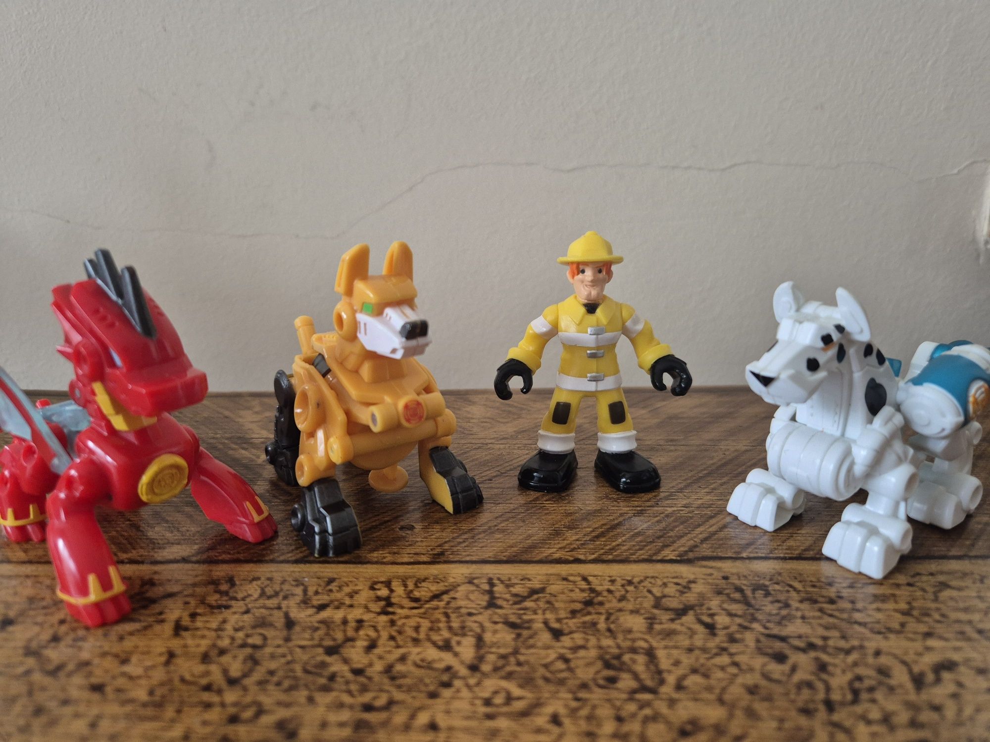 Transformers rescue bots hasbro - stacja paliw + 3 tranformersy