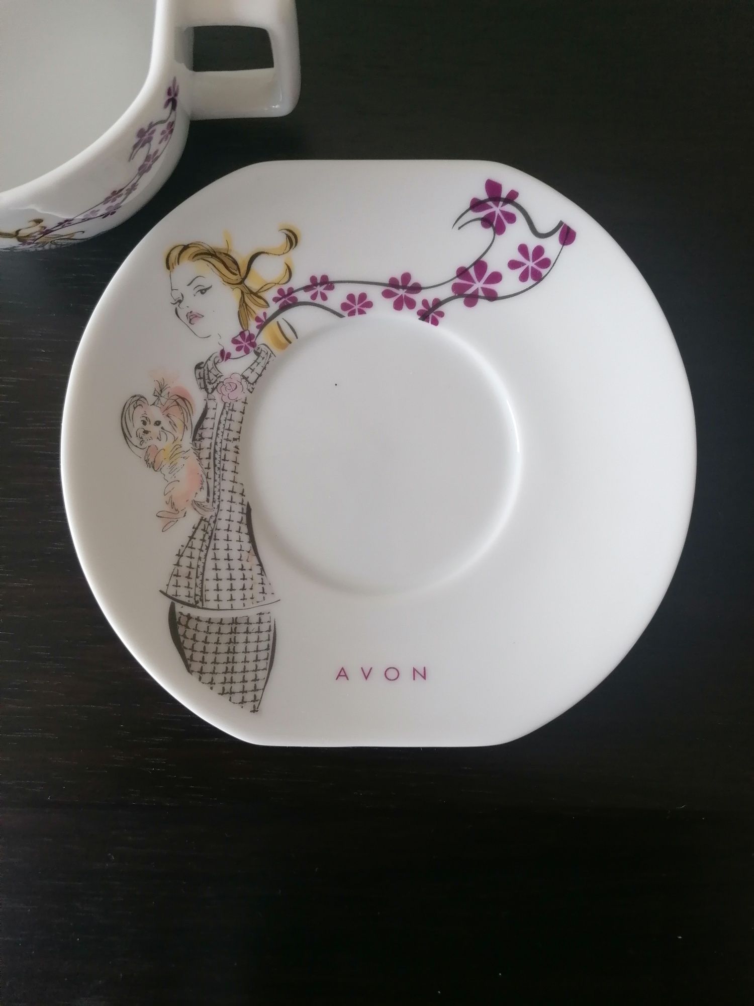 porcelanowa filiżanka z logo AVON