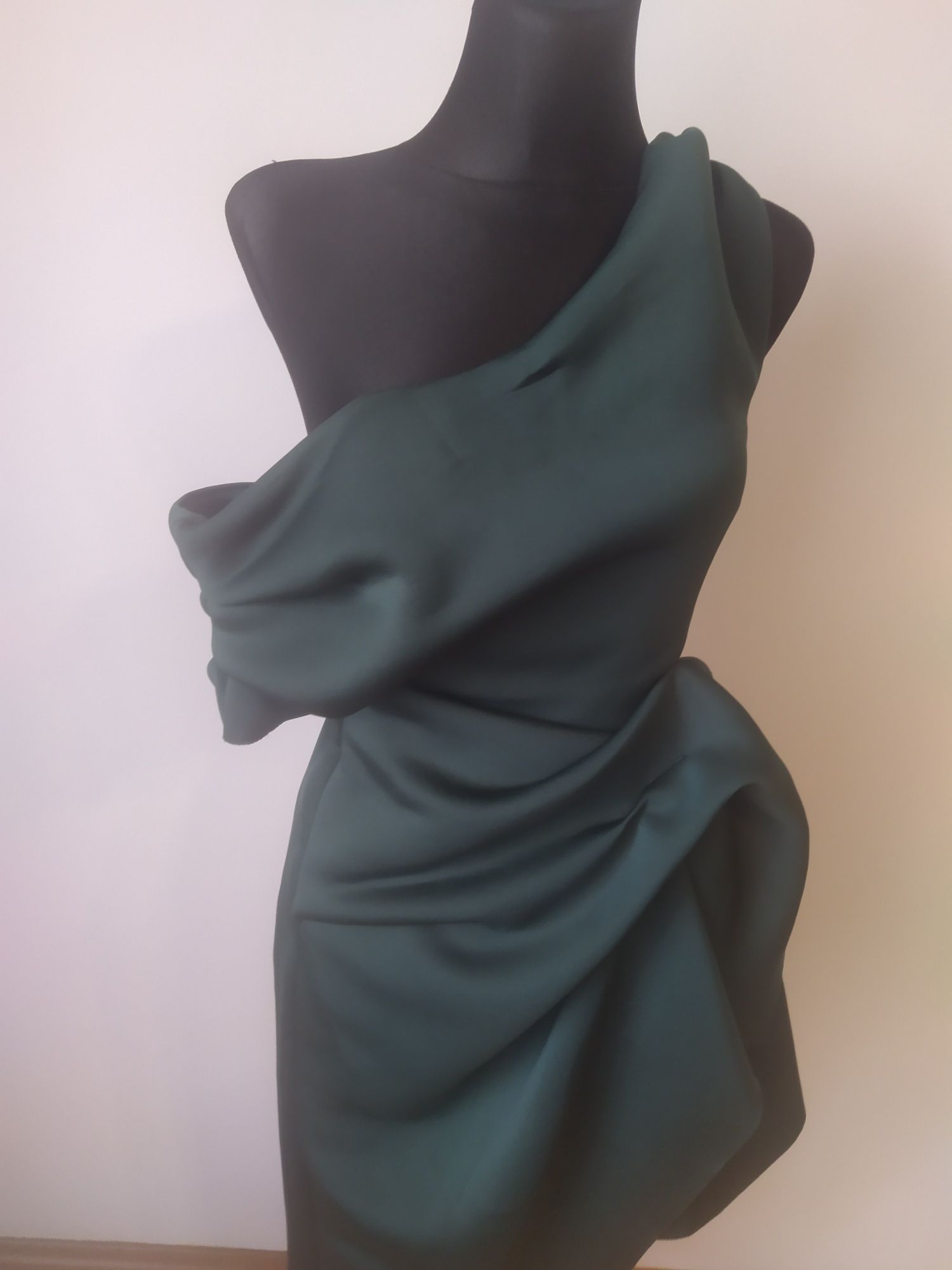 Asymetryczna dopasowana sukienka midi na jedno ramię Asos