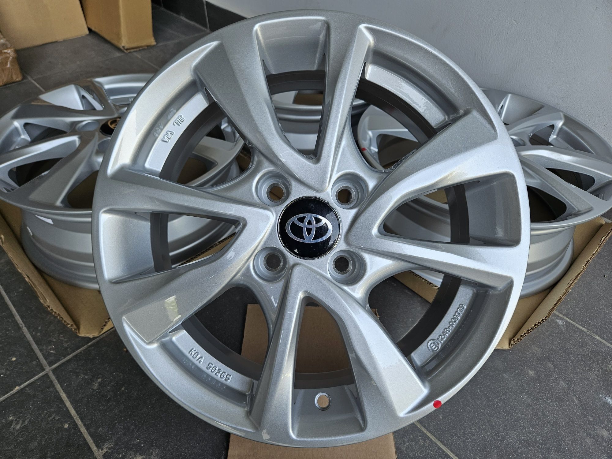 Toyota Yaris III 15 " Nowe 4x100 Yaris 11 - 20 Felgi Srebrne Alufelgi