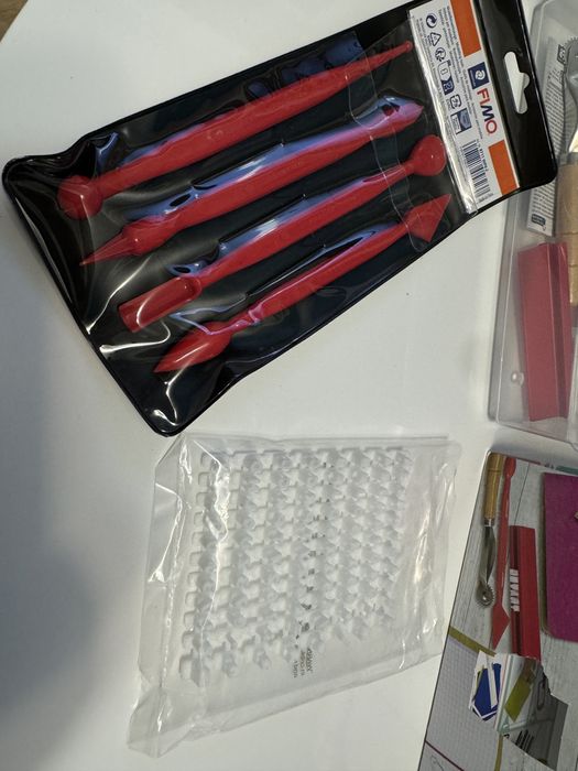 Zestaw z narzędziami do modelowania gliny efekt skóry Staedtler FIMO