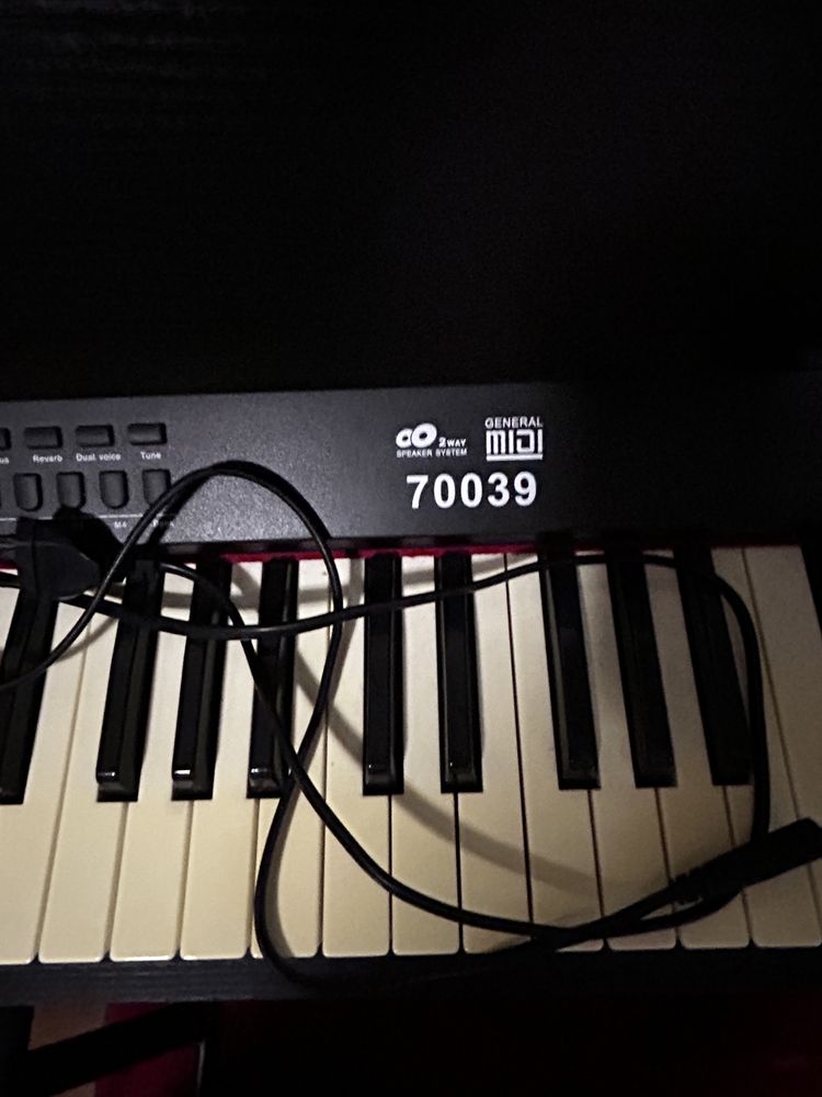Piano elétrico com banco