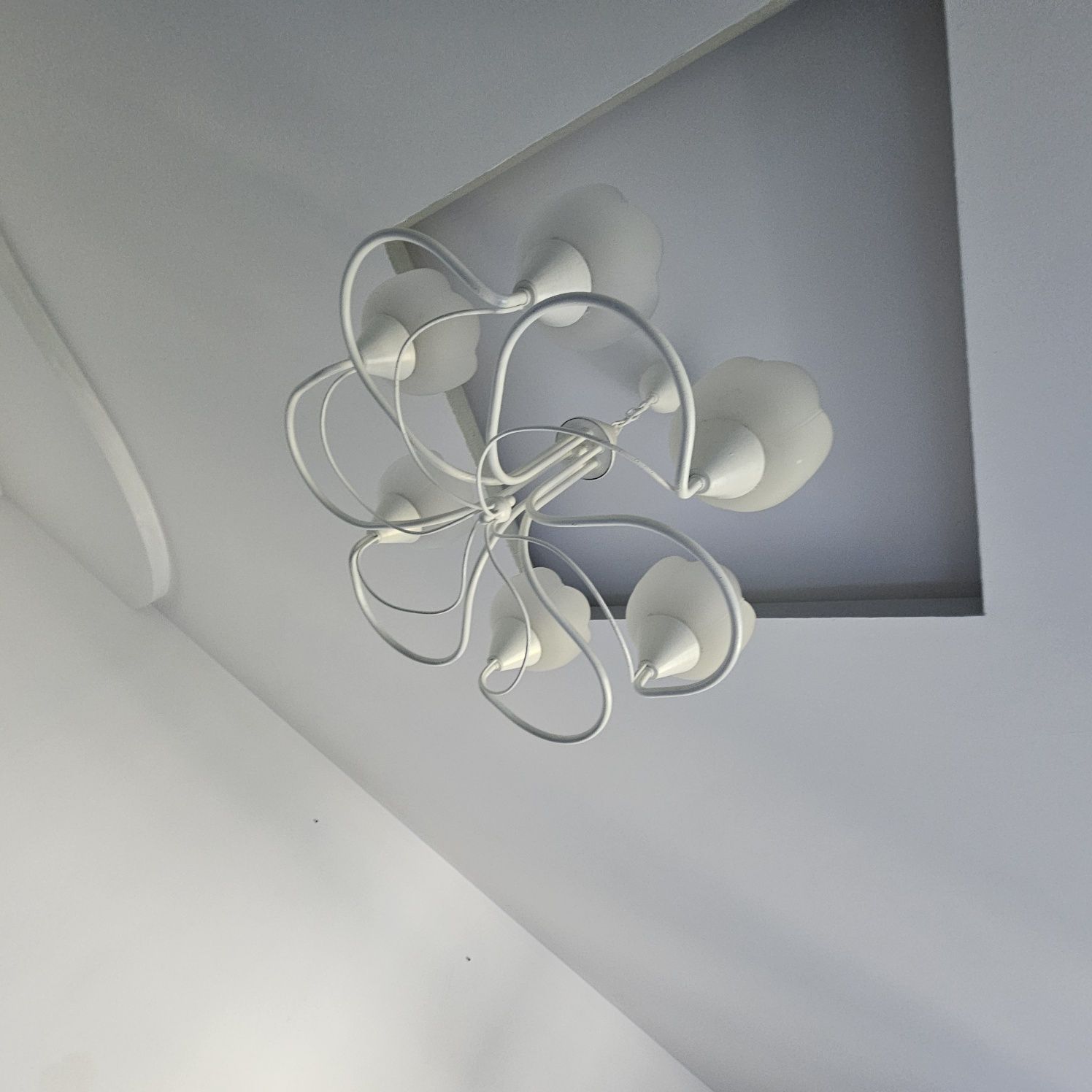 Lampa sufitowa biala