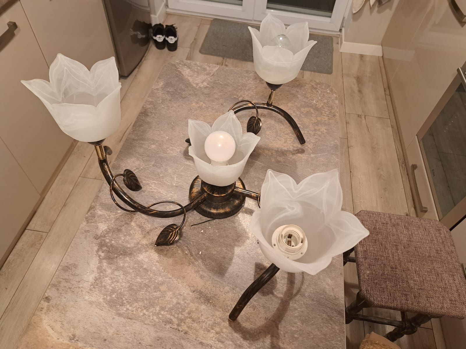 Lampa sufitowa. Żyrandol kwiatowy