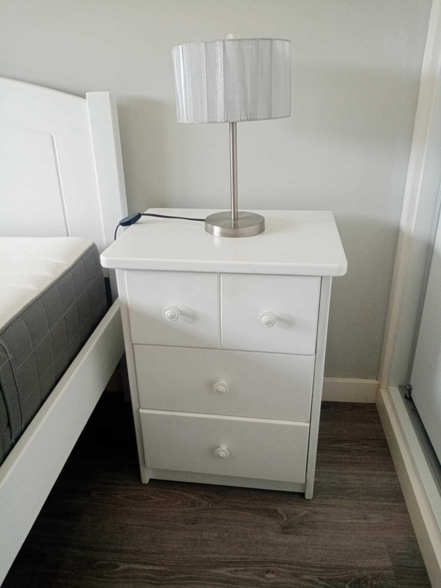 Cama de casal com colchão, mesas de cabeceira e candeeiros - USADO