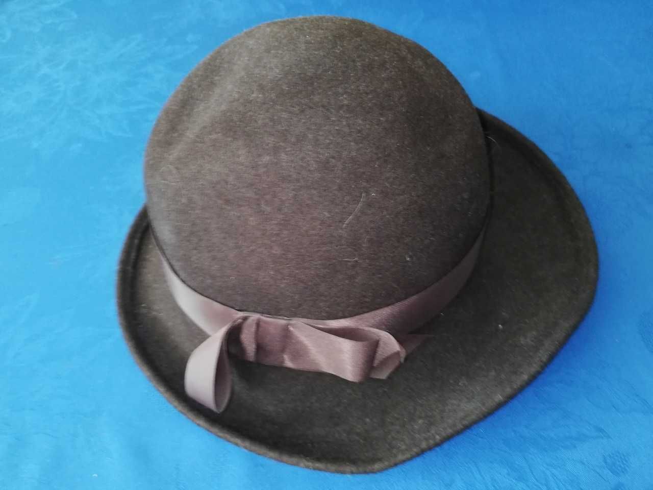 Elegancki klasyk, kapelusz damski brązowy z rondem