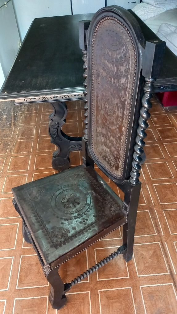 Mesa e duas cadeiras antigas
