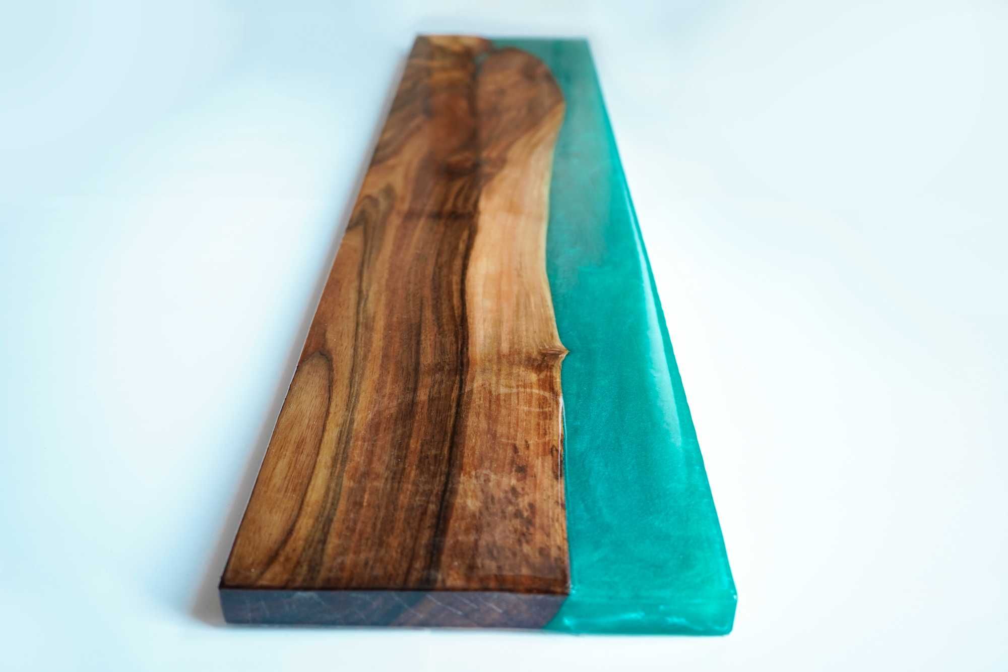 Piękny wieszak ścienny na ubrania loft z drewna i żywicy handmade