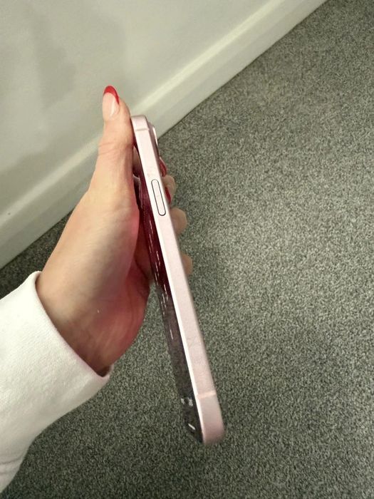 iPhone 15 128 GB w delikatnym różu — stan bardzo dobry