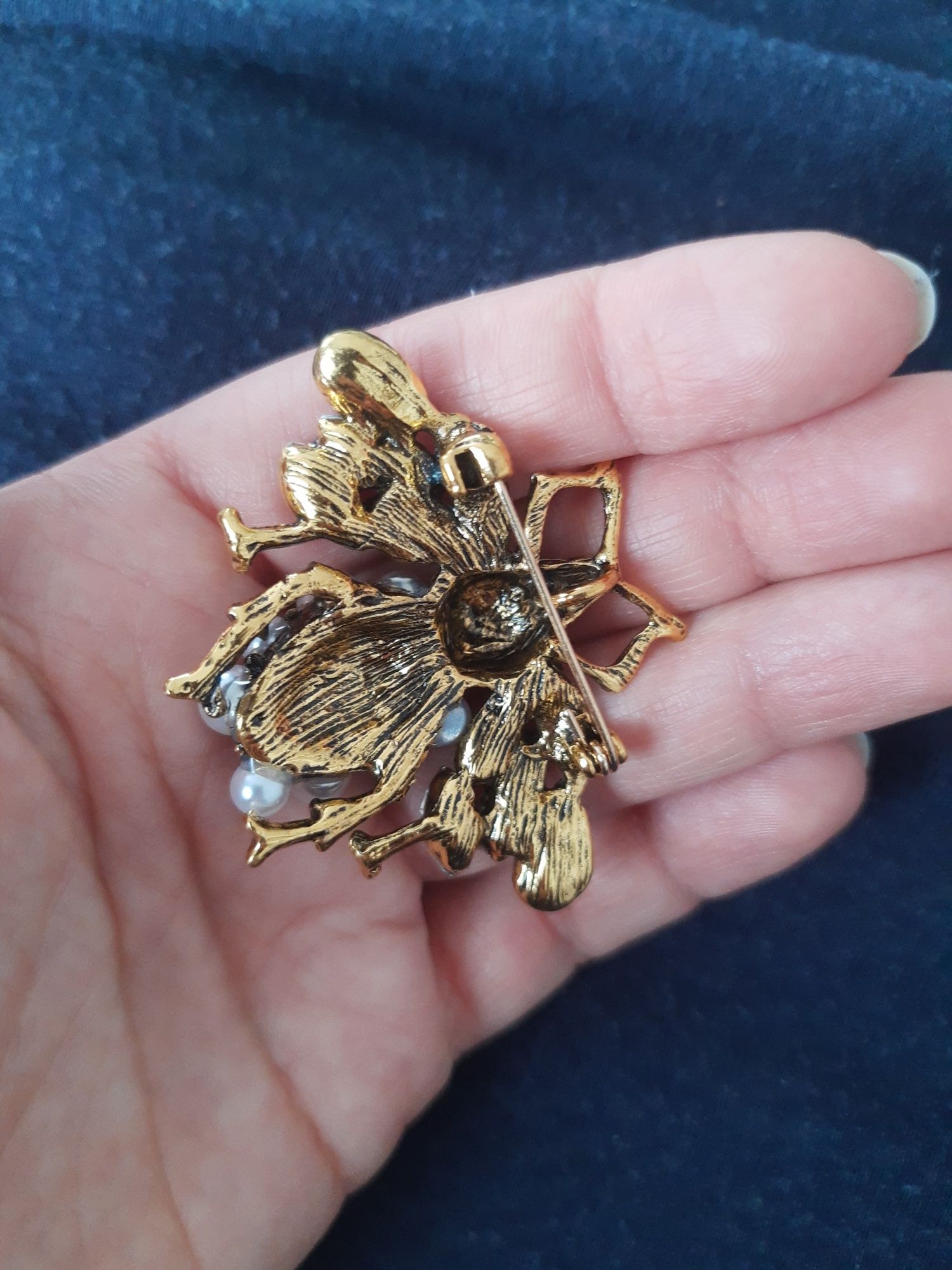 Broszka pszczoła owad vintage z perełkami Wkolorze złota dzień matki