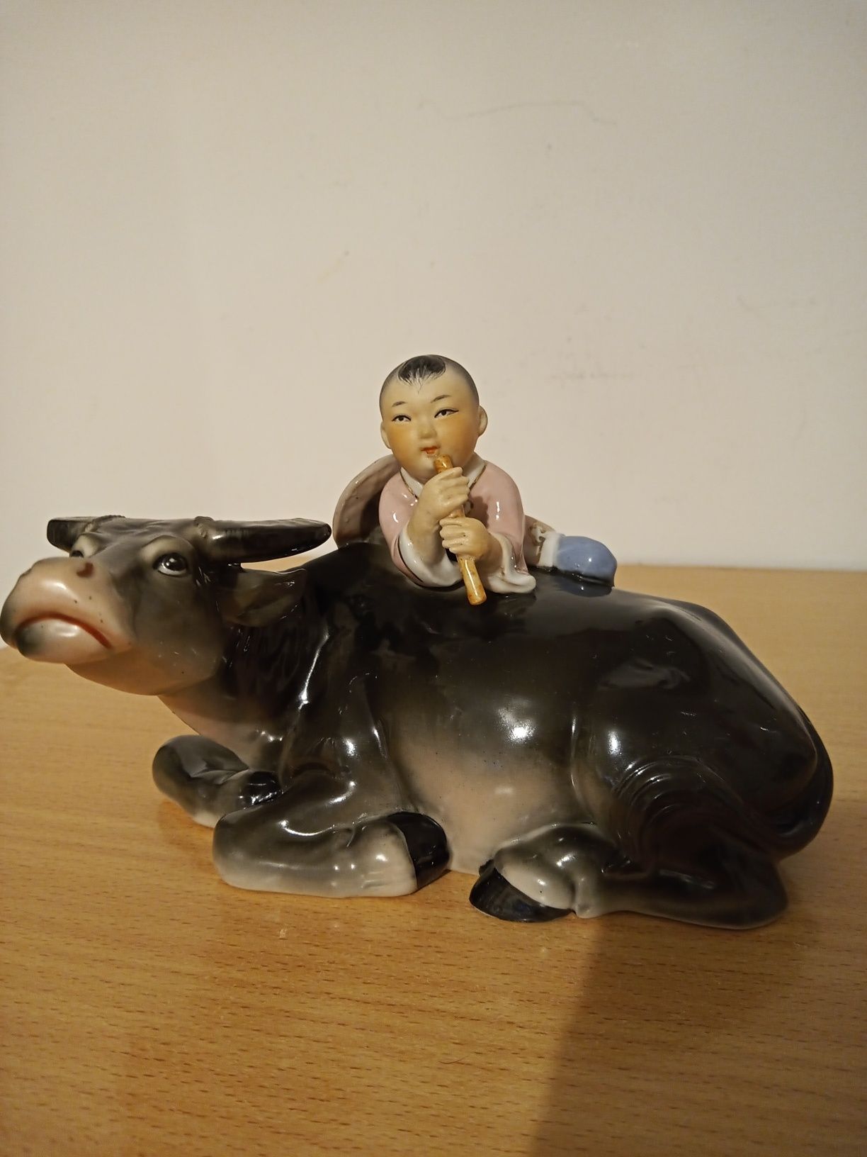 Stara, chińska porcelanowa figurka. Chłopiec i wół.