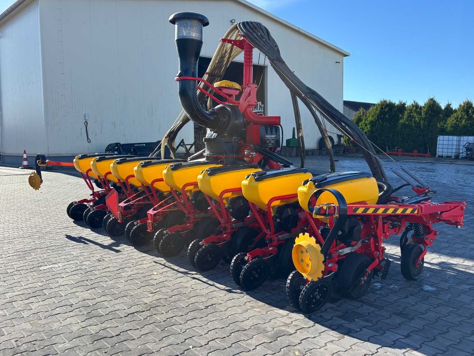 Siewnik punktowy Väderstad Tempo V8 + zbiornik czołowy FH 2200