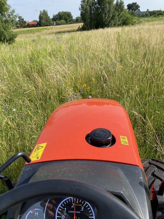 Koszenie boisk wysokich traw zarośli i nieużytków
