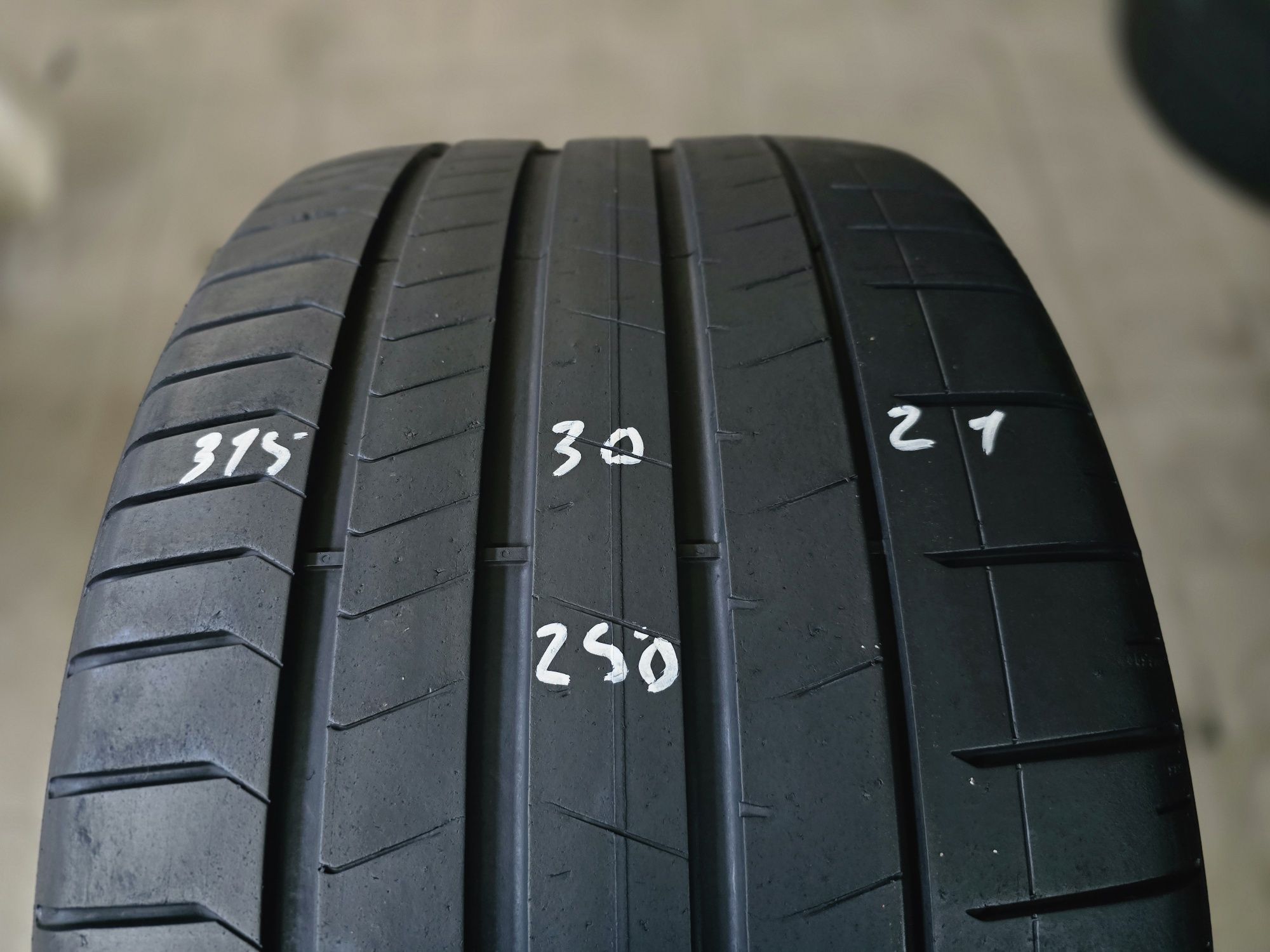 Pneus 315/30 R21 Pirelli P Zero – 95%
