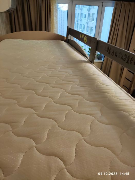 Ліжко-горище з шафою і столом