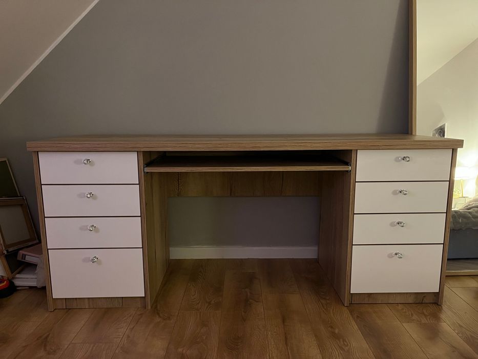 Drewniane biurko z połyskiem