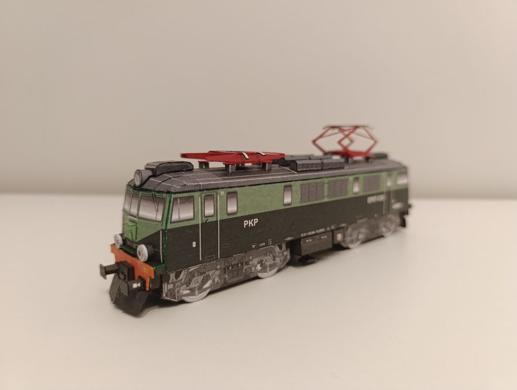 Model kartonowy pociąg autobus lokomotywa duża pasażerska EP07 , wagon