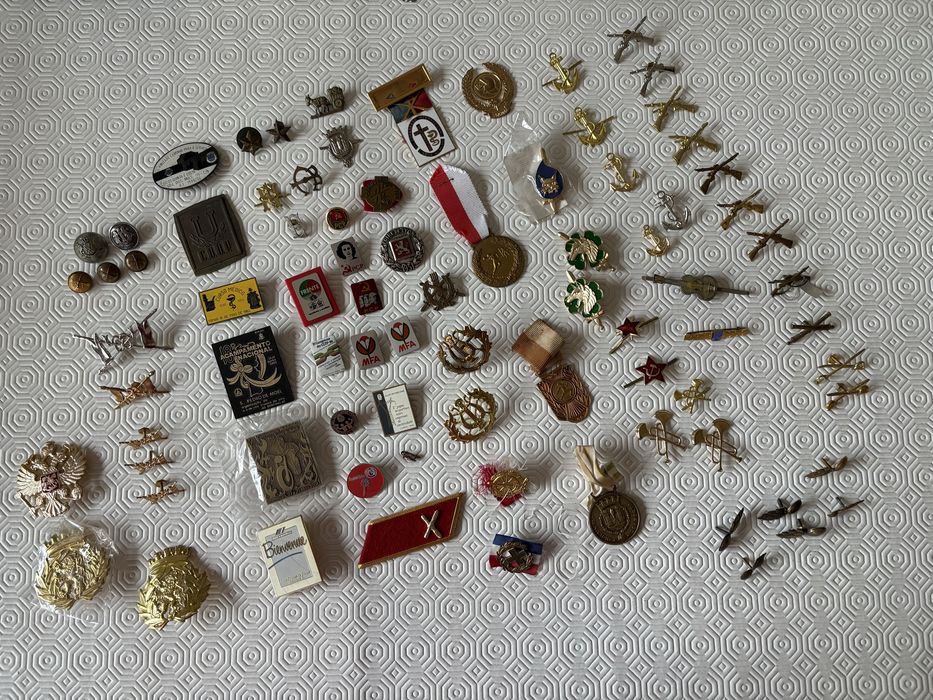 Medalhas crachas placas pins