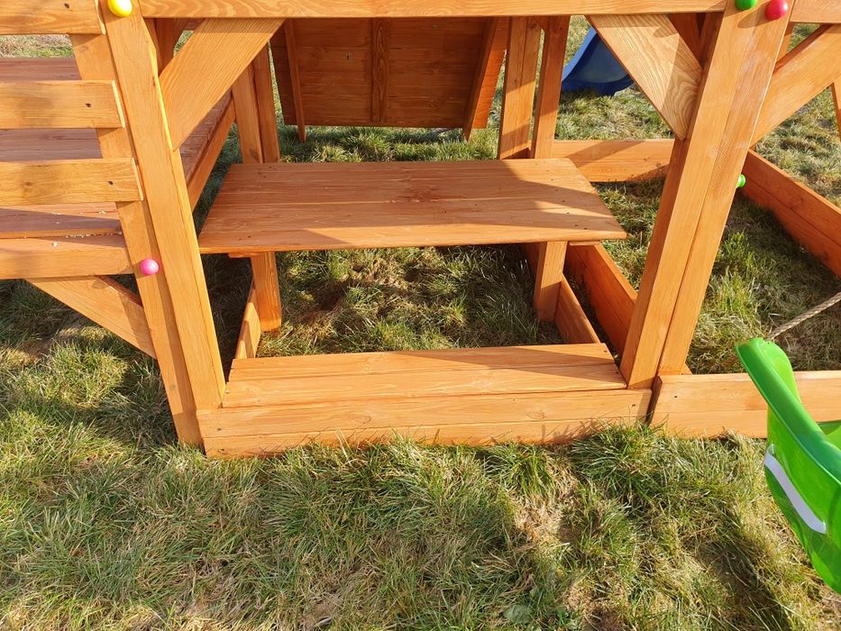 Plac zabaw hustawka domek piaskownica stolik