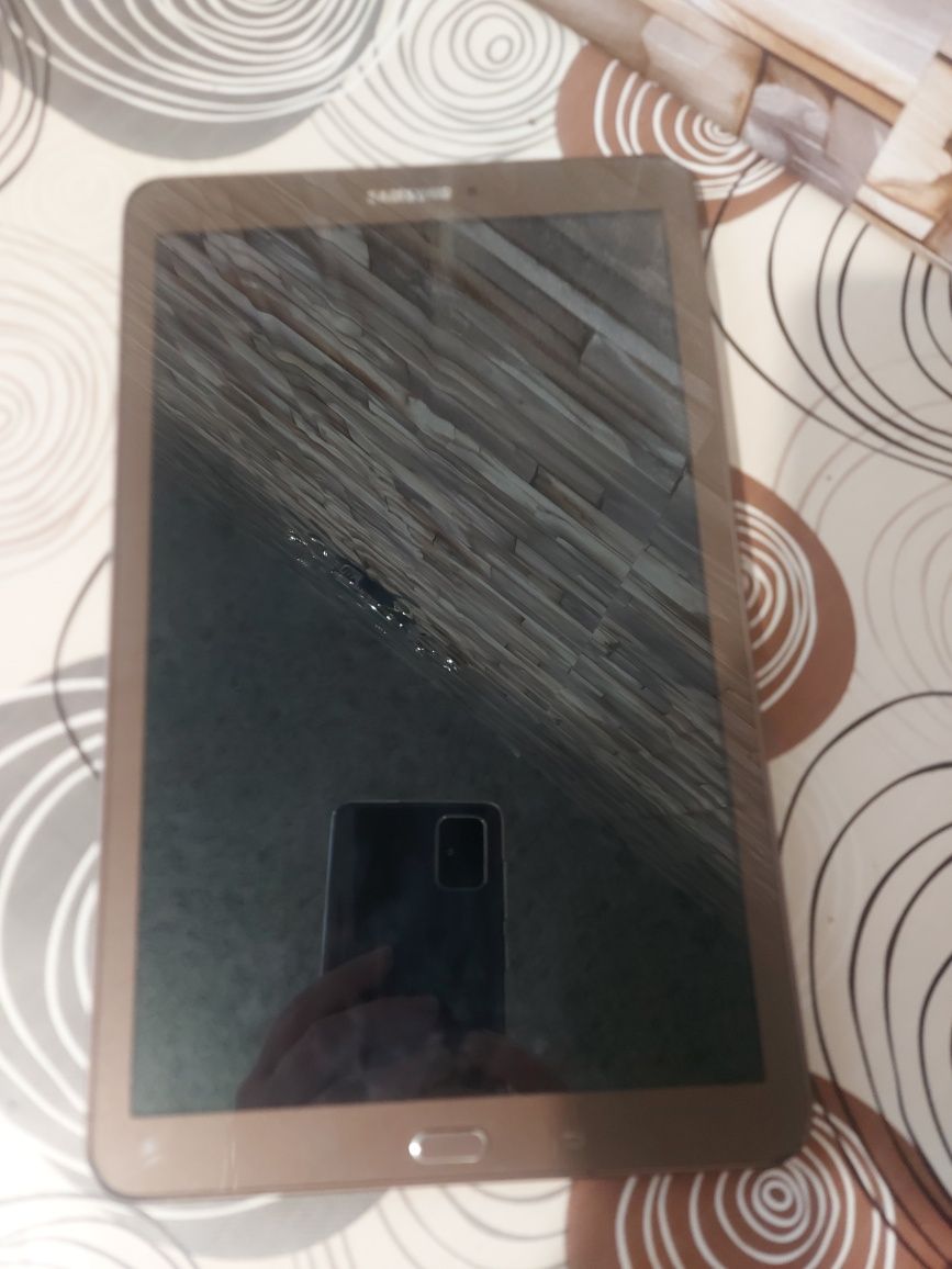 Планшет Samsung Galaxy Tab E 9.6 SM-T561, LTE