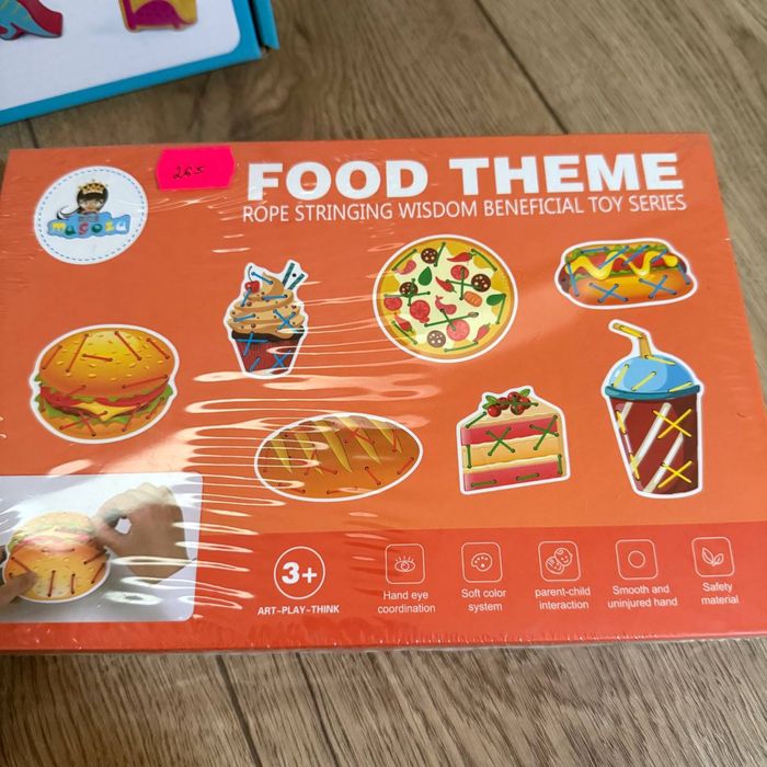 Дитічі іграшки-шнурівки