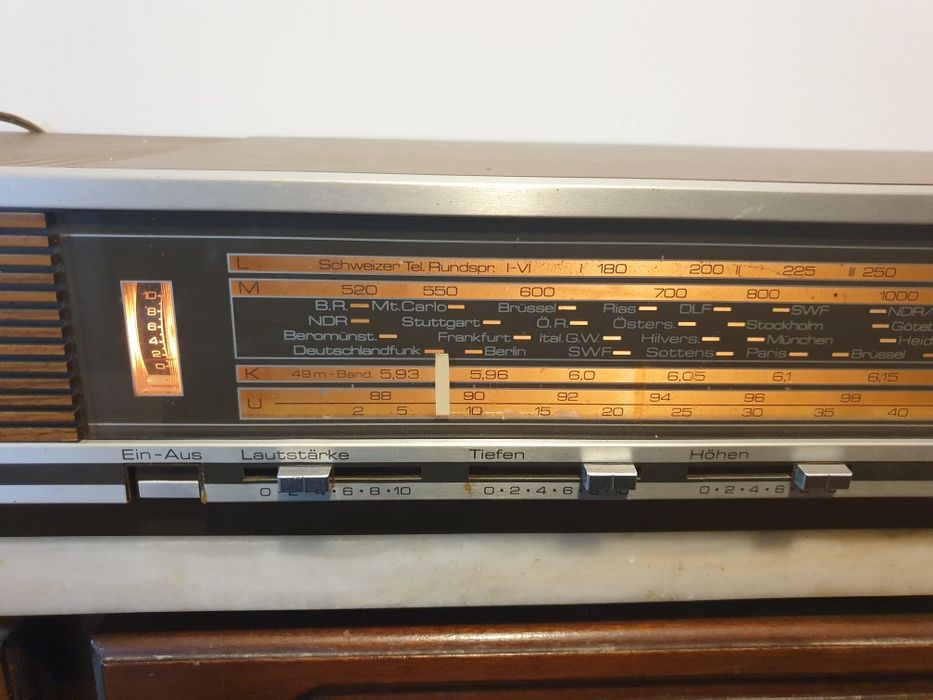 Excelente rádio vintage SABA DE LUXE à trabalhar