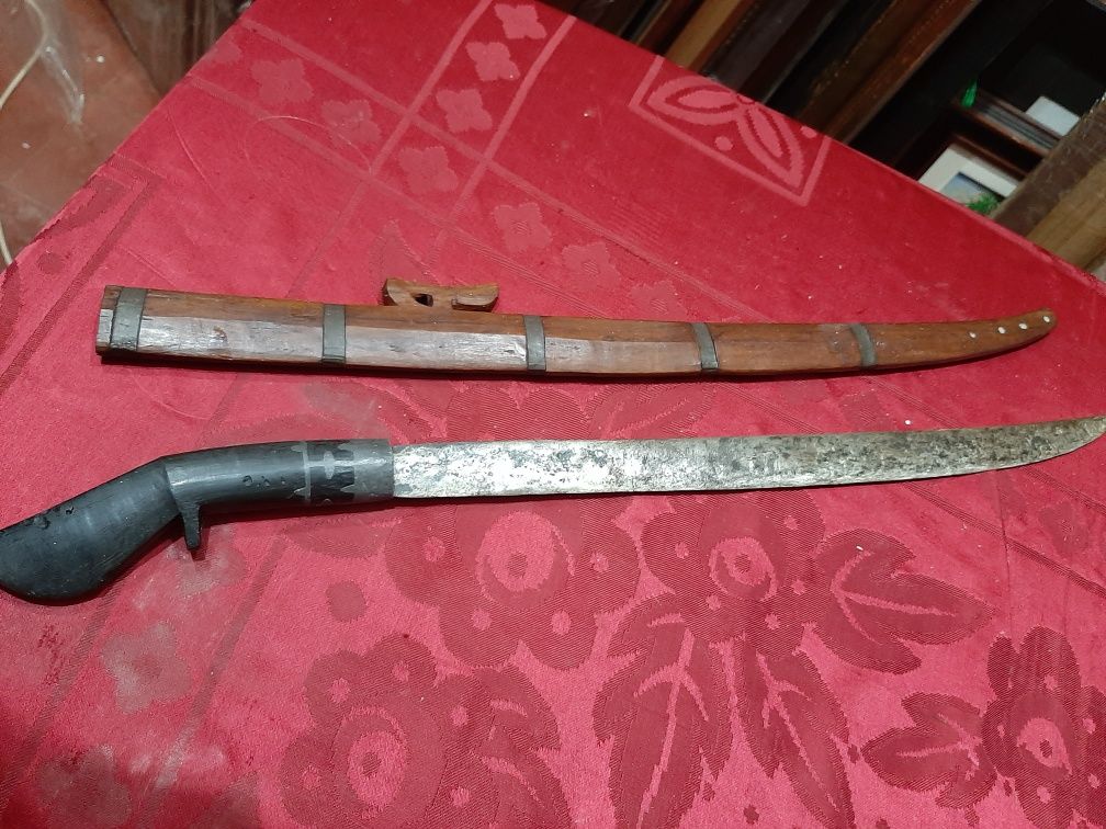 Espada muito antiga com cabo em madeira