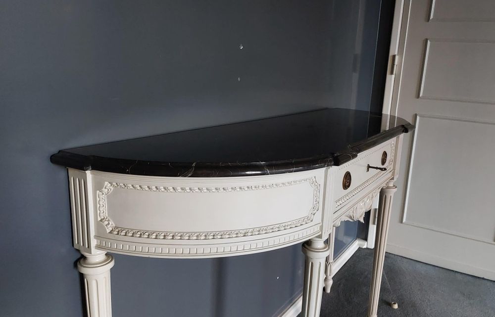 Mesa consola trabalhada com tampo em pedra