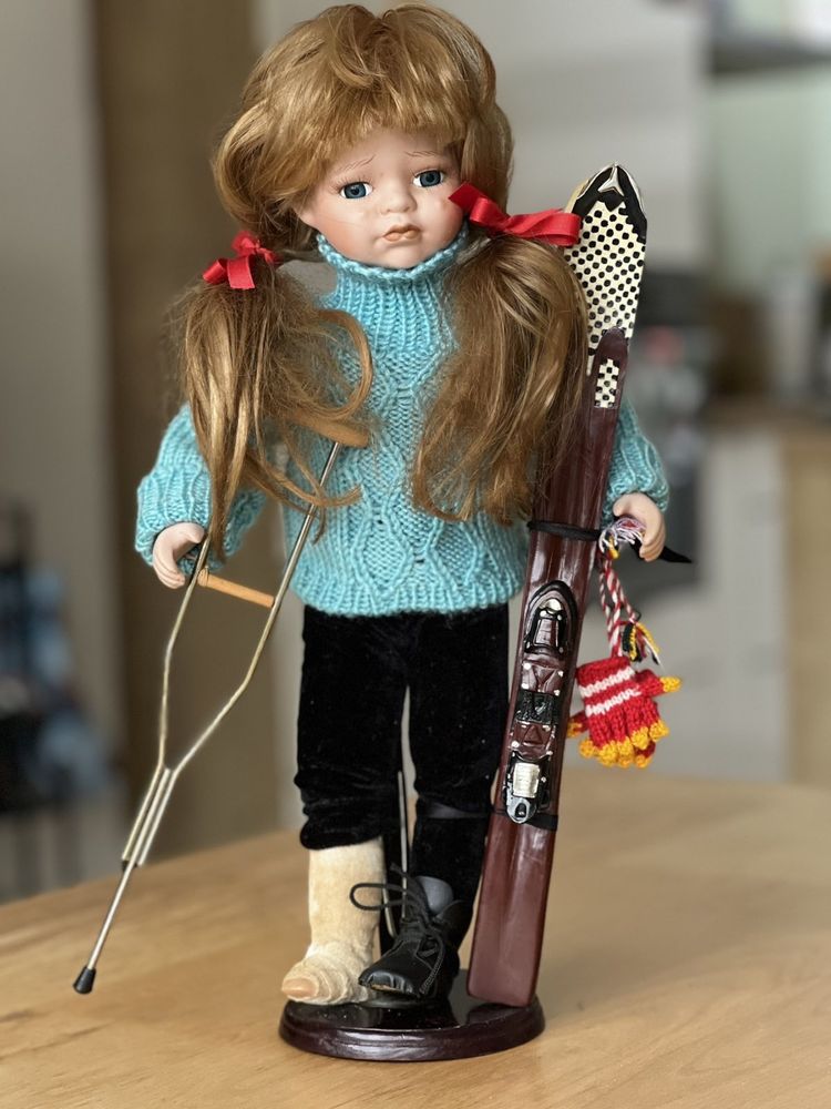 Продам фарфоровую куклу( лыжница)