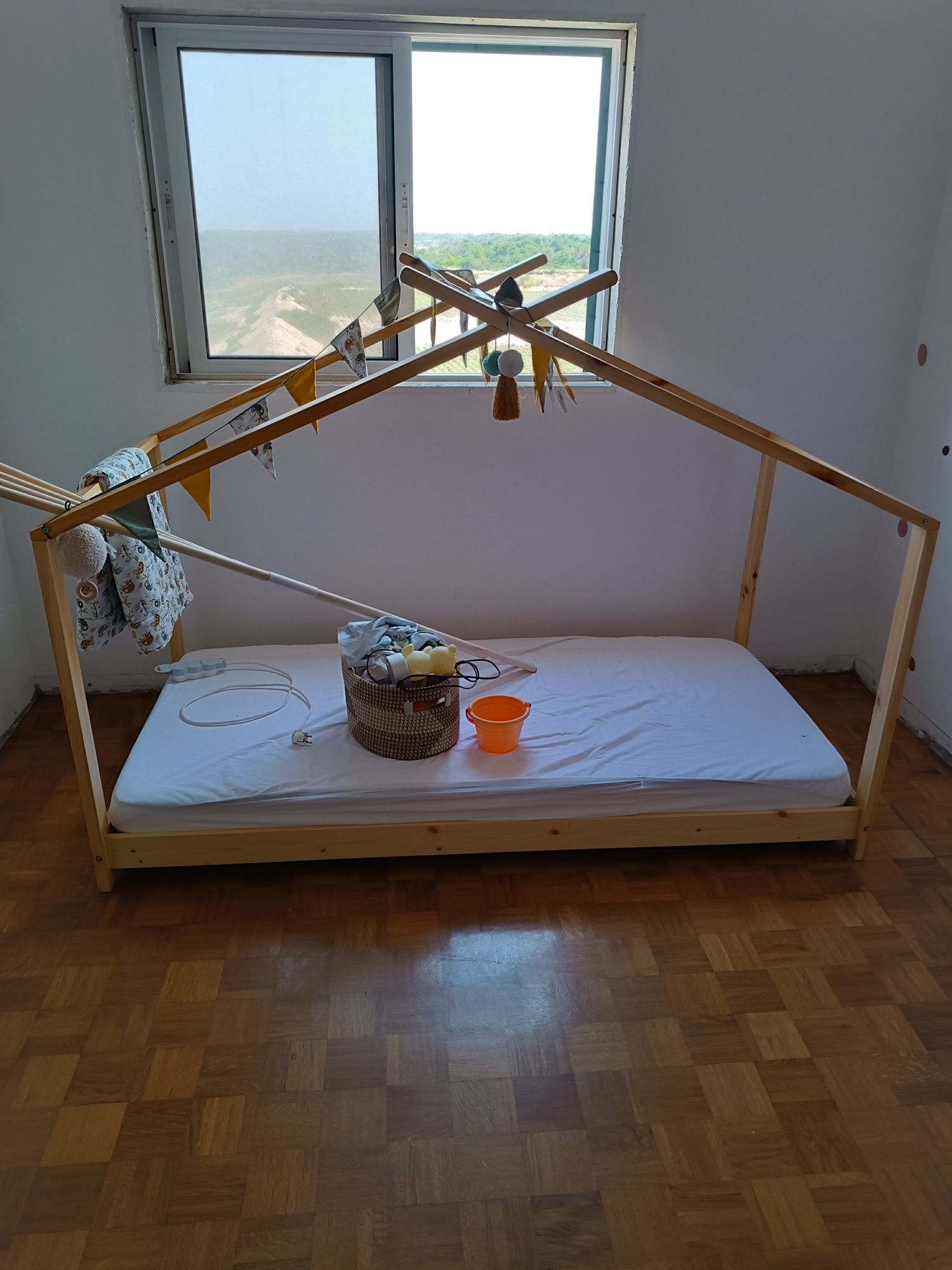 Cama Montessori com colchão como novo