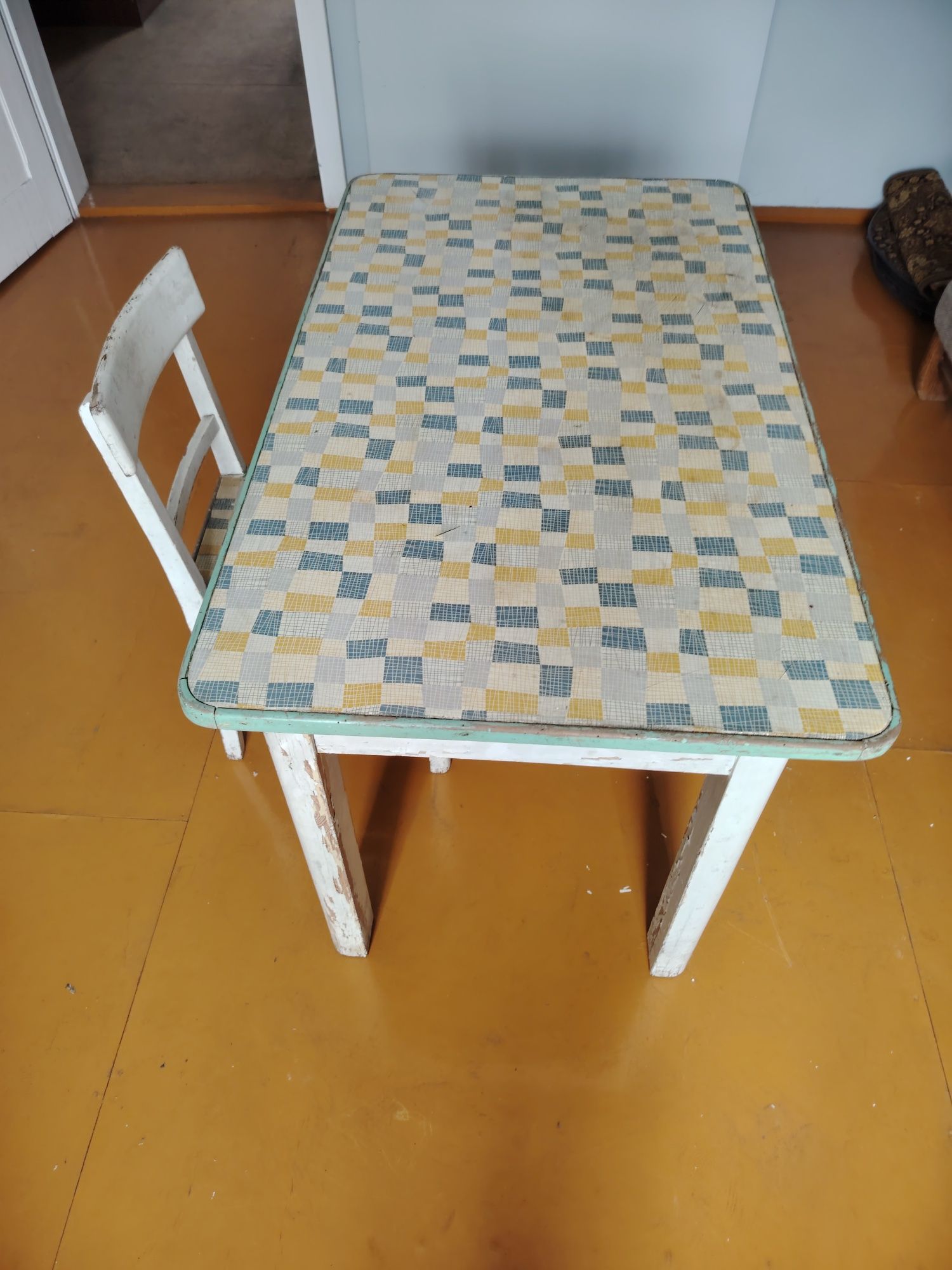 Stół plus 4 krzesla