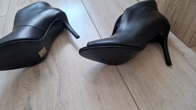 Buty na obcasie z wcięciem