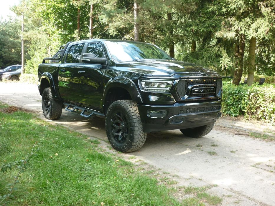 Dodge RAM 5.7 hemi 4x4 BADLANDER 6'' fox kola 37'' radio12'' fv23%