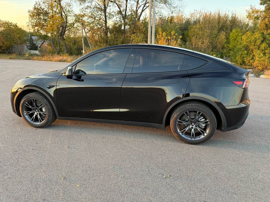 Tesla  Y 2024 82kwt   RWD