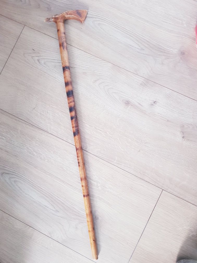 Zabytkowa stara laska dla starszej osoby