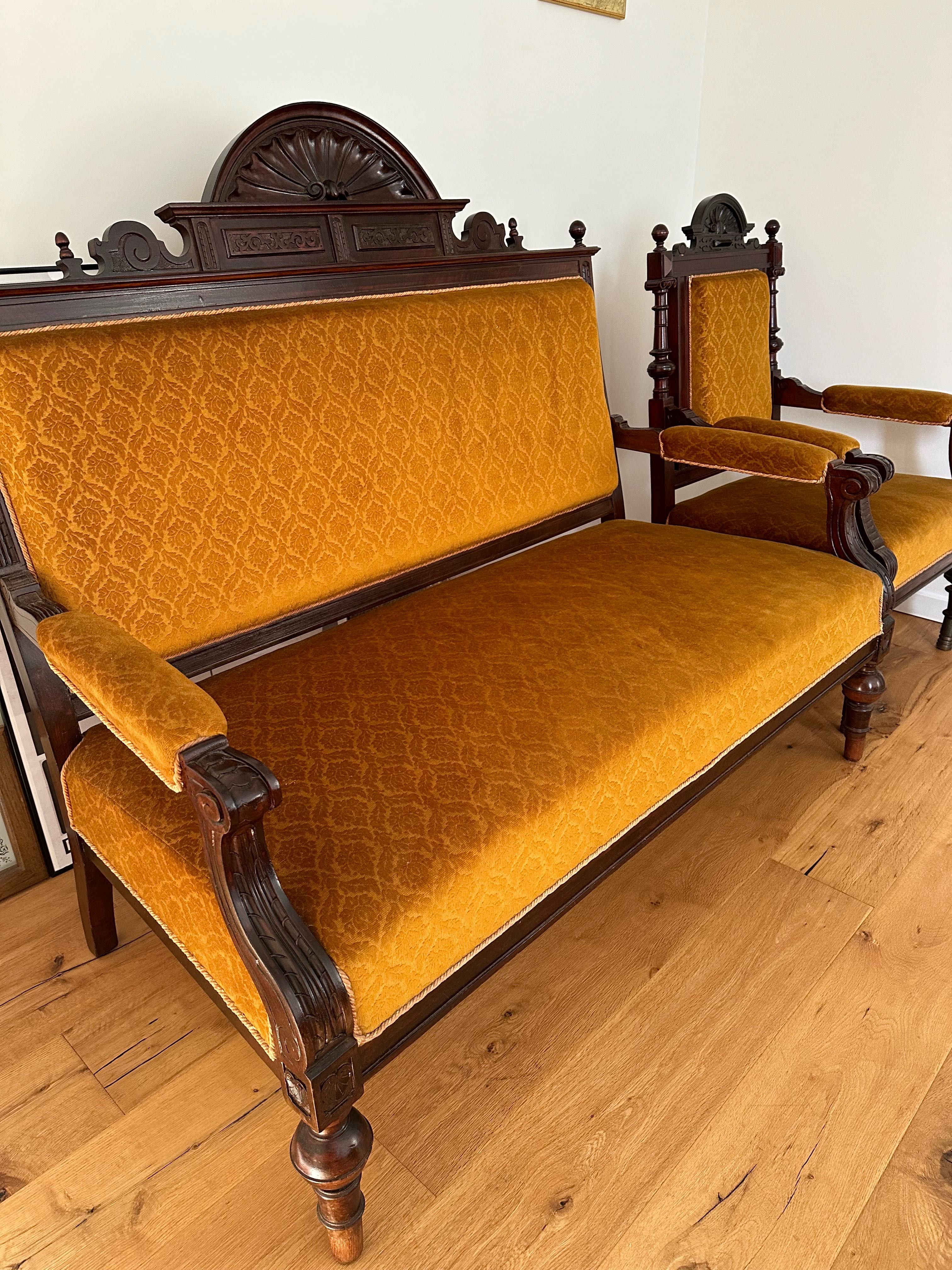 Eklektyczny miodowy komplet. Sofa+2 fotele+2 krzesła