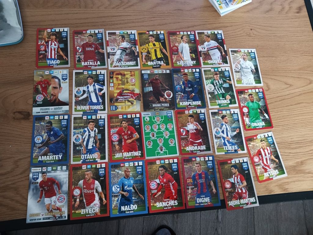 27x karta Panini Fifa365 z roku 2017