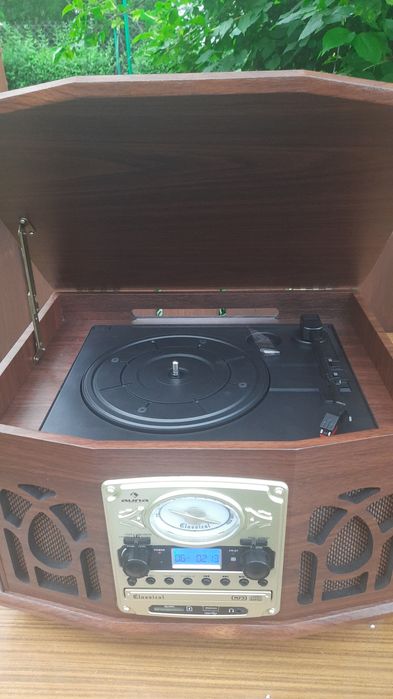 Multimedialny odtwarzacz CD, radio FM/AM, USB i SD, gramofon i magnet.