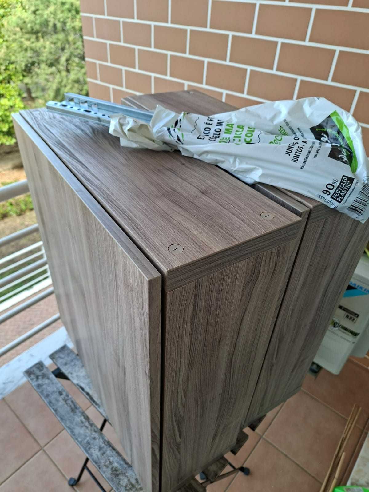 2 Armários Ikea BËSTA completos com apoios p/ parede