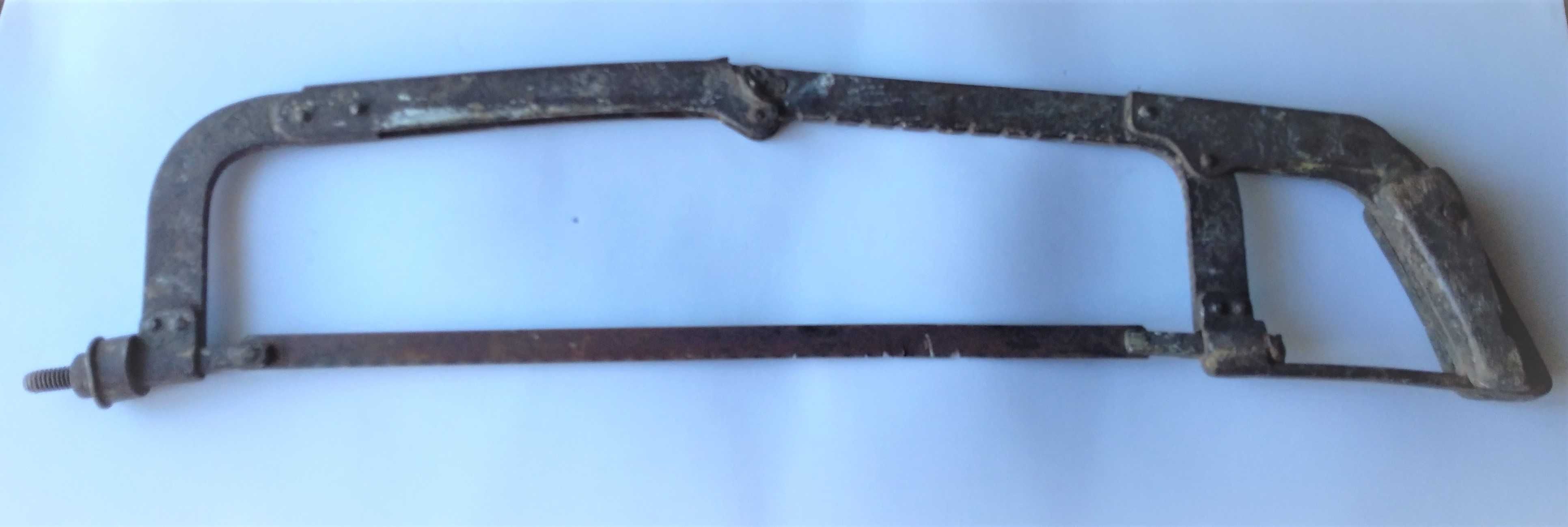 Antigo serrote em metal com 20 cm de comprimento
