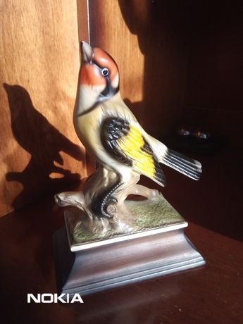 Porcelanowa figurka ptaka.