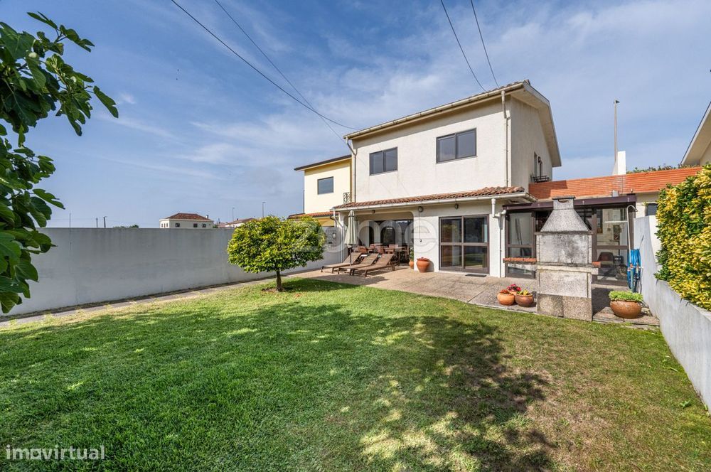 Moradia T3, com logradouro e jardim em Mindelo