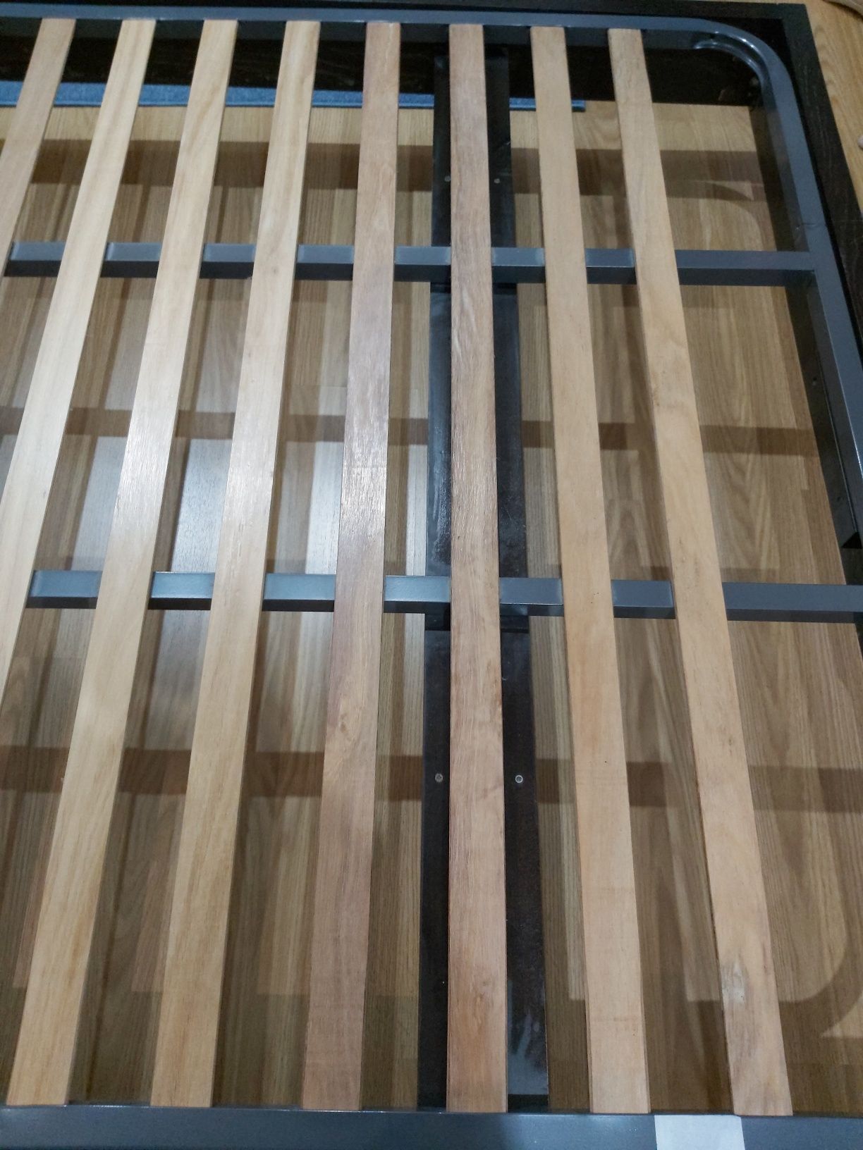 Cama de casal com estrado e mesa de cabeceira