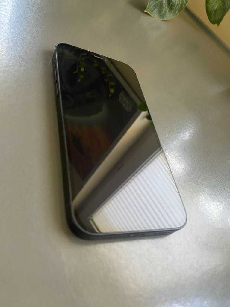 iPhone 12 + kabel Lightning + Case