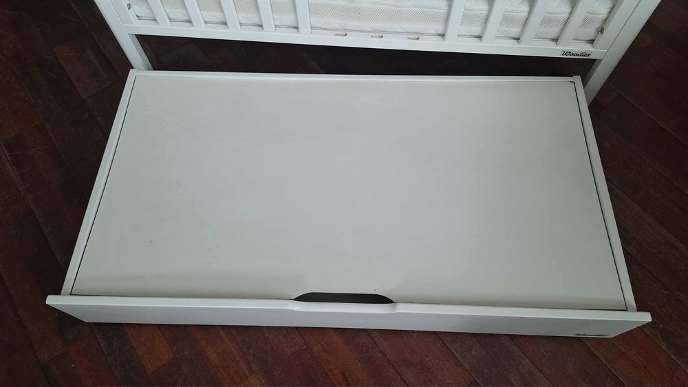 Drewniane białe łóżeczko Woodies Smooth Cot 120×60 szuflada materac