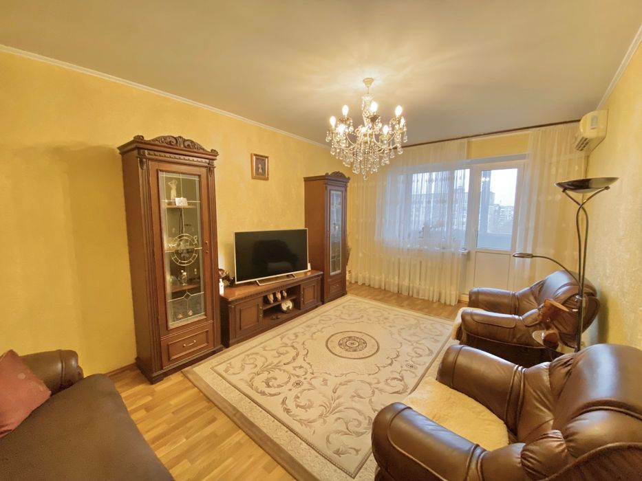 Продаж гарної трикімнатної квартири на Намиві (л1)