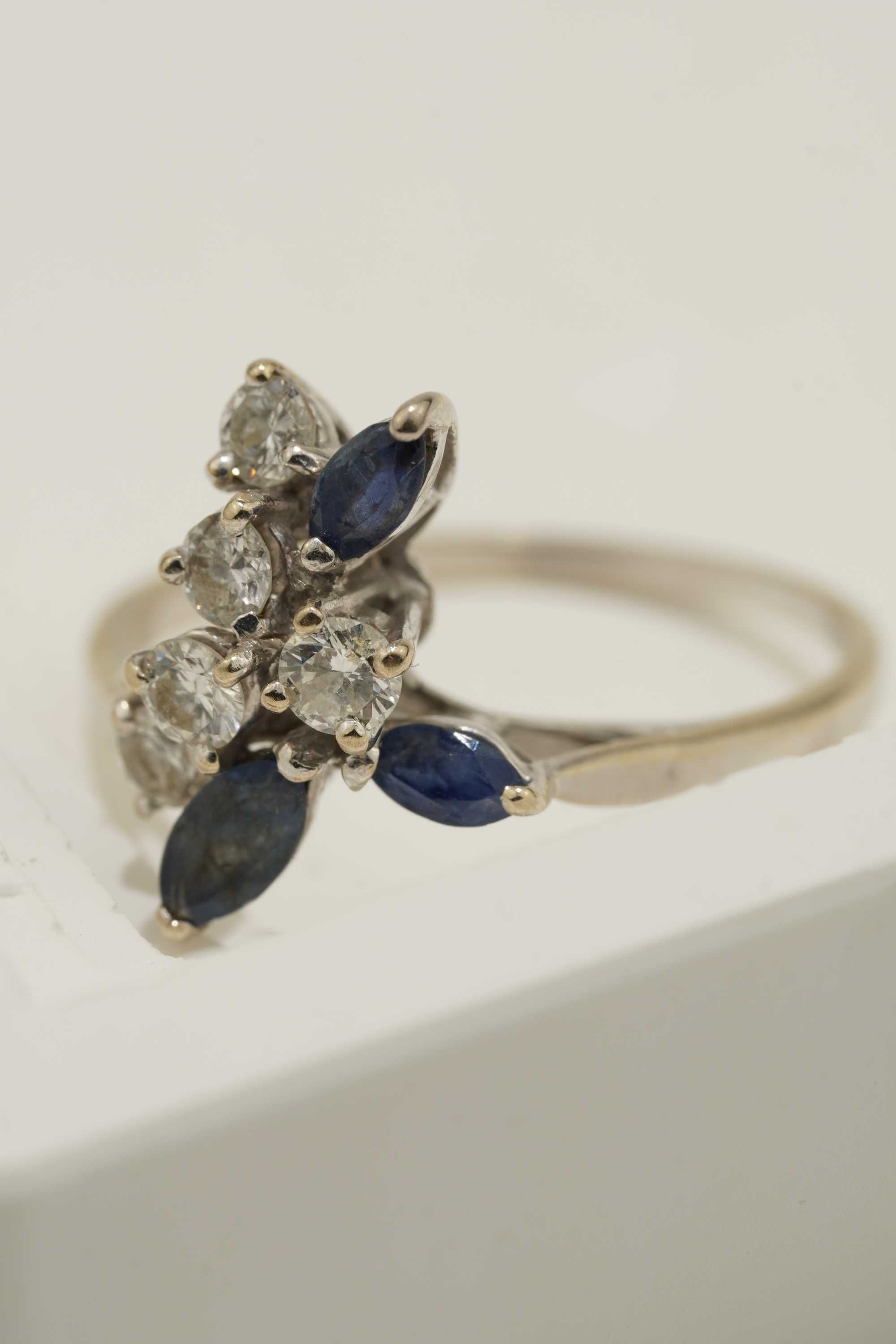 Złoty pierścionek z brylantami i Szafirem 0.36 ct